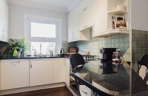 Tring House | Grace`s Guesthouse 68a