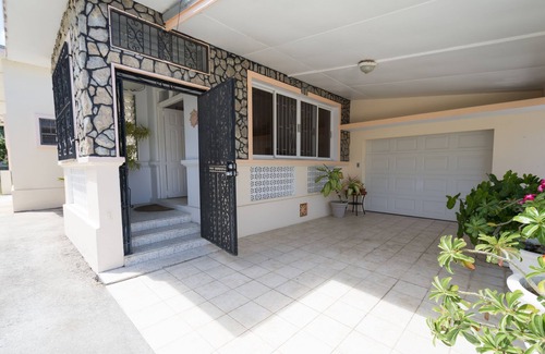 Reeds Bay Villa | Graceville is just across the road from the beach. Easy access to shops.