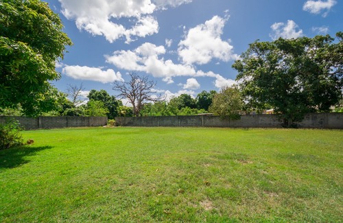 Reeds Bay Villa | Graceville is just across the road from the beach. Easy access to shops.