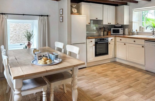Potter Brompton Cottage | Grain End Cottage is set in large landscaped gardens.