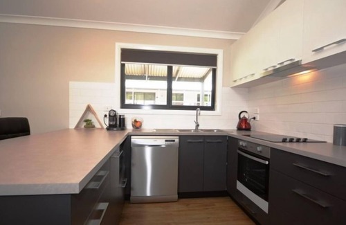 Halls Gap Cottage | Grampians Hillside Retreat a Relaxing Getaway in Halls Gap.