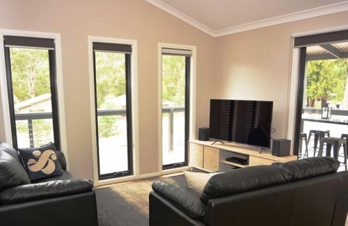 Halls Gap Cottage | Grampians Hillside Retreat a Relaxing Getaway in Halls Gap.