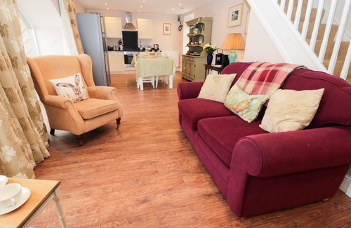 Lamesley Cottage | GRANARY BARN, pet friendly, with a garden in Ouston