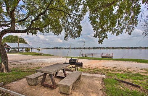 Granbury House | Granbury Cottage, Steps to Lake and Dock!
