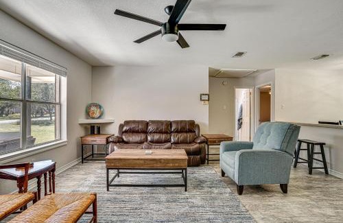Granbury House | Granbury Cottage, Steps to Lake and Dock!
