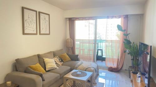 Saint-Sylvestre Apartment | Grand 2 pièces avec terrasse à 15mn en bus Centre-ville, Gare et Promenade des Anglais