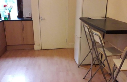 Trafford House | Grand 4-Bed Quasi semi House in Manchester