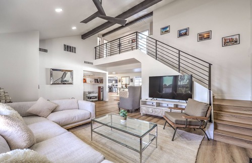 Paradise House | GRAND, 5BD 4BETH Pool Home,14 GUEST,4.5 miles to STRIP!