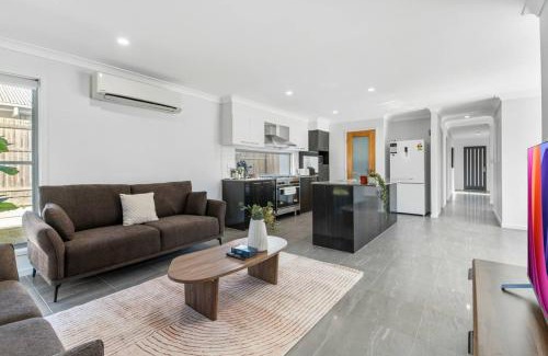 Heathwood House | Grand and Serene Family Stay with Alfresco Living