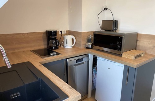 Saint-Cast-le-Guildo Apartment | Grand Appartement Duplex Rénové Avec Goût à 100 m de la Plage Avec 2 Chambres Pour 4 Personnes
