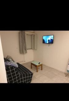 Les Moulins Apartment | Grand Appartement, 2 ou 3 ou 4 pieces, tramway sur place, proche gare sncf St Augustin 5 min, aéroport à 7 min, plage ou Allianz riviera 10 min, palais nikaia 2 min , supermarché sur place, parking possible si disponible ou payant à 1000 metre