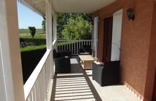 Mionnay Apartment | Grand Appartement avec cheminée dans maison, parking gratuit