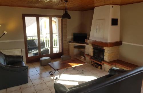 Mionnay Apartment | Grand Appartement avec cheminée dans maison, parking gratuit