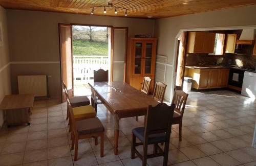 Mionnay Apartment | Grand Appartement avec cheminée dans maison, parking gratuit