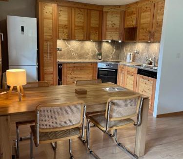 Evolene Apartment | Grand appartement calme avec vue, balcon et parking couvert