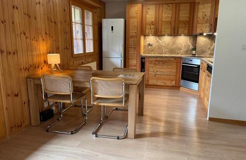 Evolene Apartment | Grand appartement calme avec vue, balcon et parking couvert