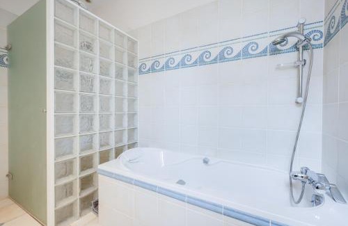 Lons-le-Saunier Apartment | Grand appartement 8 personnes terrasse privative hyper centre calme