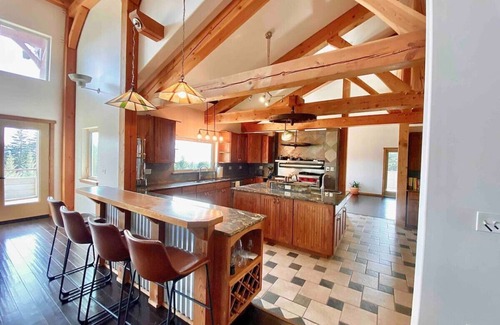 Seward House | Grand Bear Den - Eco-Luxury with a view