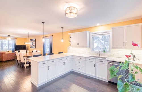 Grand Bend Cottage | Grand Bend Getaway Cottage | Hot Tub & Relax by the Beach | 6Bed+3Bath