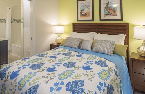 Colliers Bay Resort | Grand Cayman, Morritt's Tortuga Club! 2 bed/2 bath suite. Book now! Best Rates!