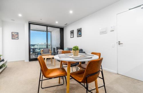 Phillip Apartment | Grand Central Towers Apt Resort-Style Amenities