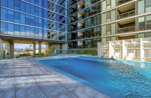 Phillip Apartment | Grand Central Towers Apt Resort-Style Amenities