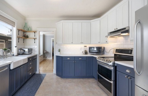 Wallingford House | Grand Craftsman - 2900sf, parking, yard. partial AC. 93 walkscore SeattleStays