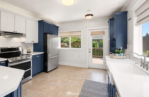 Wallingford House | Grand Craftsman - 2900sf, parking, yard. partial AC. 93 walkscore SeattleStays