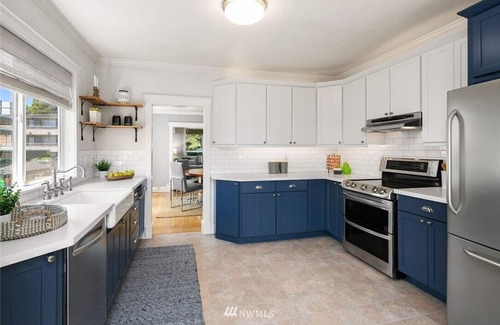 Wallingford House | Grand Craftsman - 2900sf, parking, yard. partial AC. 93 walkscore SeattleStays