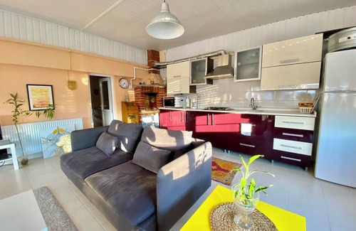 Konyaalti Apartment | Grand, Deluxe Pvt Room with Workspace & En-Suite, near Konyaaltı Beach