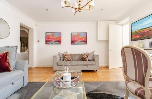 Belgravia House | Grand Design Deluxe Suite by Buckingham Palace