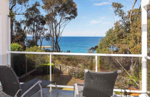 Denhams Beach House | Grand Entertainer | Water Views, Wi-Fi & Beach