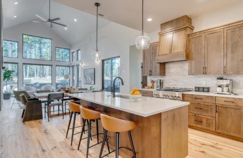 Sunriver House | Grand Fir by AvantStay Hot Tub and Firepit