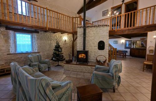 Angeduc House | Grand Gîte Familial avec Piscine Chauffée, Wi-Fi et Animaux Bienvenus - FR-1-653-272