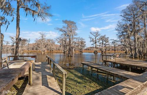 Uncertain House | Grand Harbor Waterfront- Caddo Lake Wcanoes