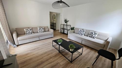 Bourroches Apartment | Grand havre de paix avec balcon & verdure