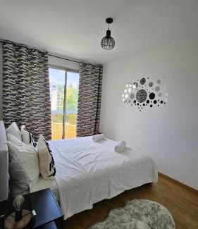 Bourroches Apartment | Grand havre de paix avec balcon & verdure
