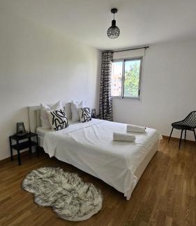Bourroches Apartment | Grand havre de paix avec balcon & verdure