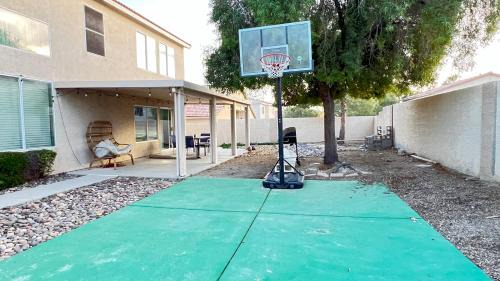 North Las Vegas House | Grand Home sleeps 16ppl
