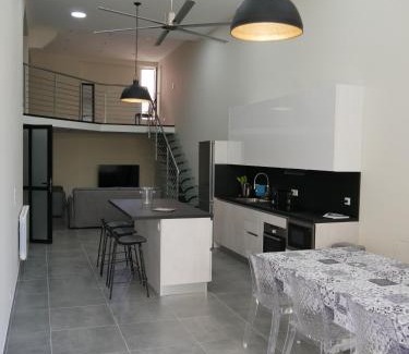Beausoleil Apartment | GRAND LOFT chic et moderne, déco industrielle