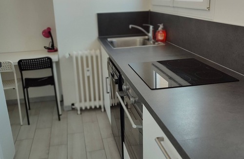 Downtown Le Havre Apartment | Grand Logement Rénové, 84 m2, 5 Personnes, à 100 m de la Gare et du Tramway