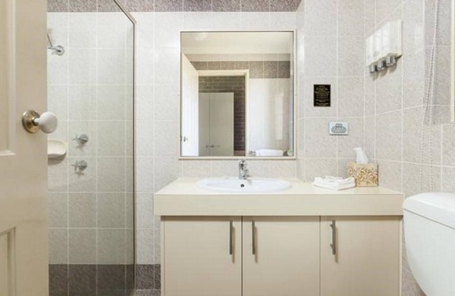 Queanbeyan East Hotel | Grand Manor Motor Inn - Queanbeyan