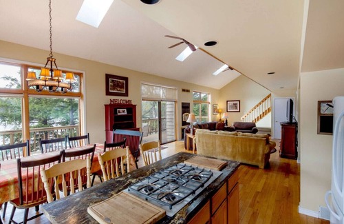 Seguin Cabin | Grand Muskokan Cottage - Maximum 14 guests