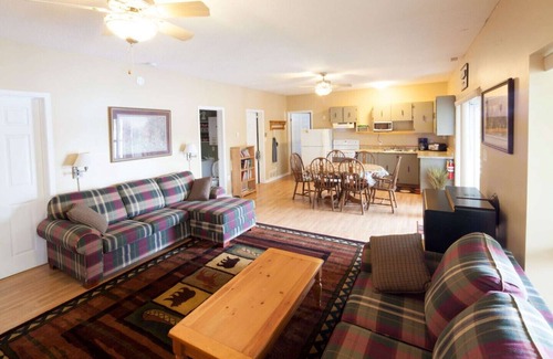 Seguin Cabin | Grand Muskokan Cottage - Maximum 14 guests