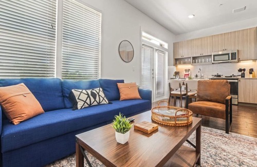 West Oak Hill Apartment | Grand New Studio Apartment with Pool and Golf Sim