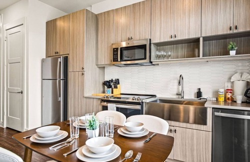 West Oak Hill Apartment | Grand New Studio Apartment with Pool and Golf Sim