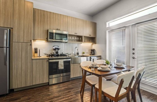 West Oak Hill Apartment | Grand New Studio Apartment with Pool and Golf Sim