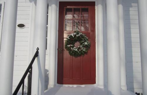 Granville Ferry Bed & Breakfast | Grand Oak Manor Bed and Breakfast