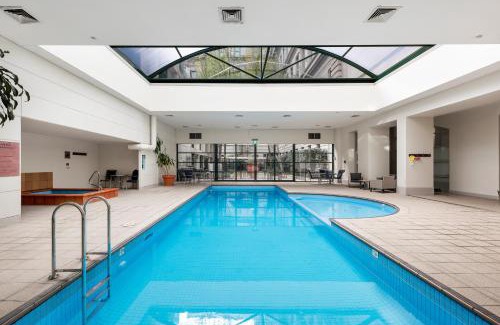 Docklands Apartment | Grand Resort Apartment w Pool, Car Park on Spencer