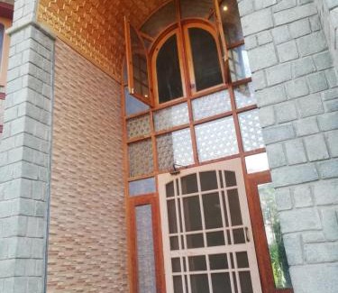 Srinagar Apartment | Grand Stone&Wood 3 Room Mansion